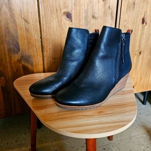 Black wedged boots